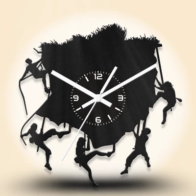 Hegymászós fa falióra