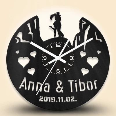 Szívekkel díszített fa falióra