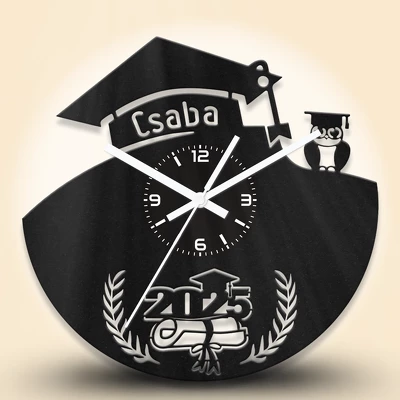 Diplomaosztó fa falióra