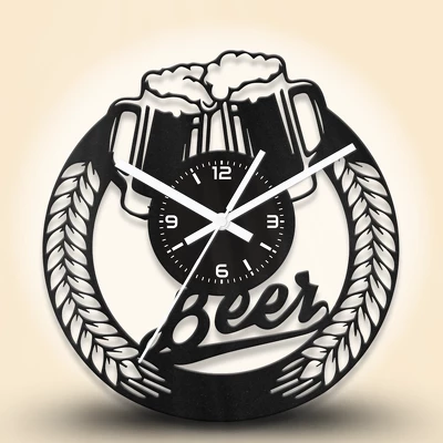 Sörrel koccintós fa falióra