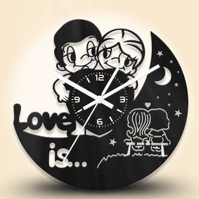 Mesefigurás romantikus fa falióra