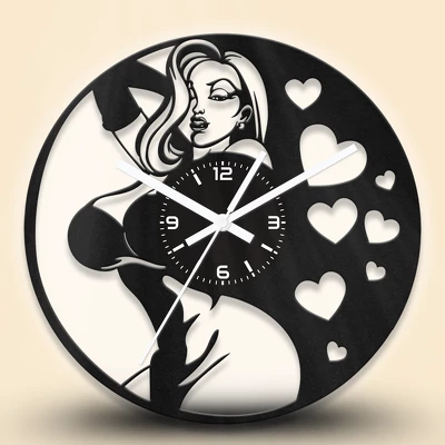 Női alakos fa falióra