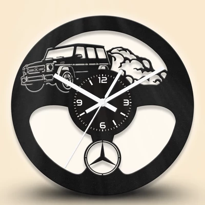 Mercedes autós fa falióra