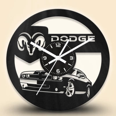 Dodge Challenger autós fa falióra