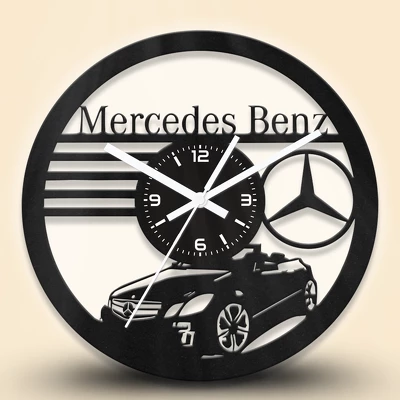 Mercedes-Benz autós fa falióra