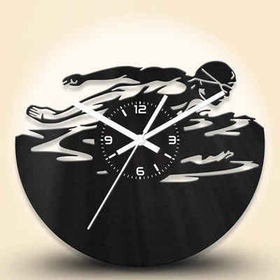 Versenyúszó fa falióra