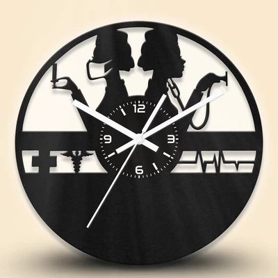 Doktornő fa falióra