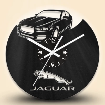 Jaguar XE autós fa falióra