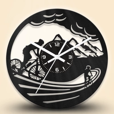 Hegyikerékpáros fa falióra